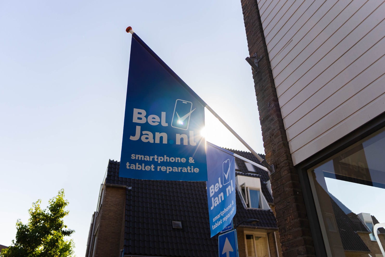 De vlaggen van BelJan wapperen voor de winkel in Castricum